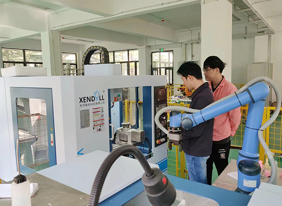 Small five axis linkage CNC machine tools assist vocational education